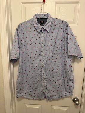 Lee Men's Light Blue Short-Sleeve Button-Down Shirt with Chili Pepper Print XLT
